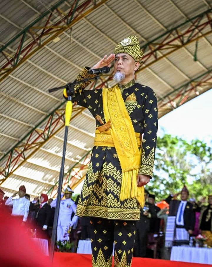 Berpakaian Adat Melayu, Walikota Dumai dan Istri Tampil Mesra di HUT RIAU KE 80 