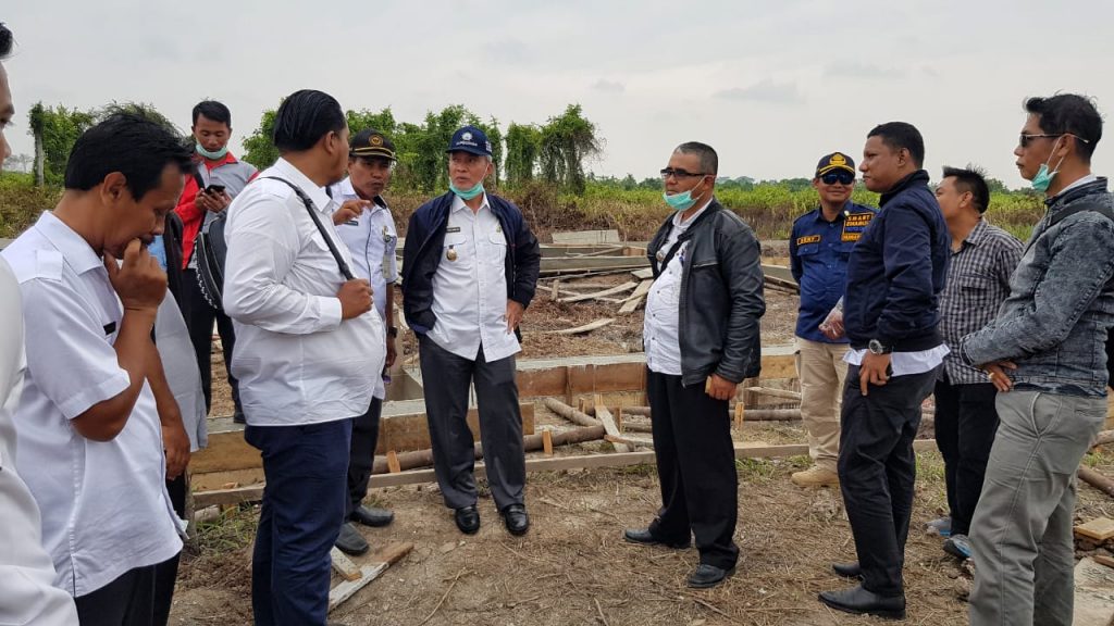 Wakil Bupati Meranti beserta rombongan Pemcam saat meninjau progres pembangunan gedung Kantor Camat Kecamatan Pulau Merbau baru-baru ini.
