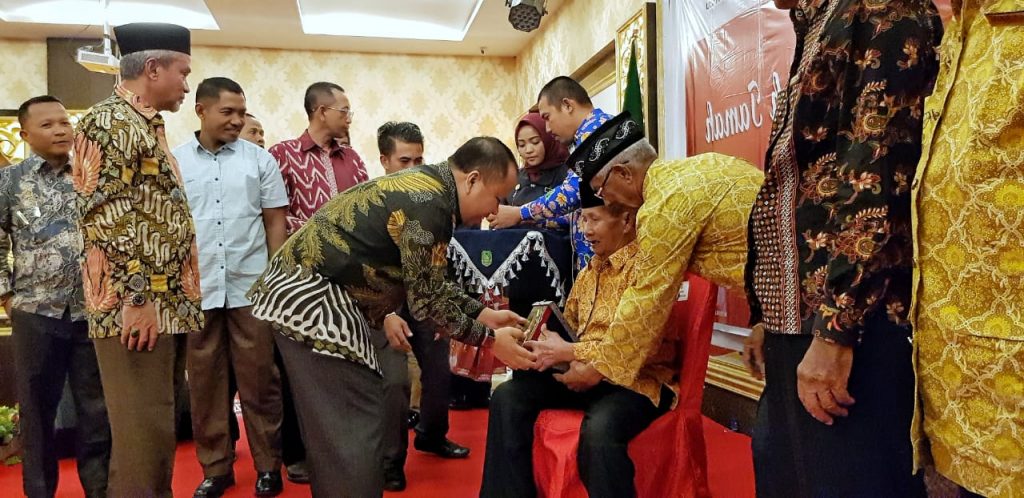 Bupati Meranti didampingi Wabup dan Anggota DPRD Meranti saat menyerahkan cendramata kepada para Veteran di Meranti pada malam syukuran HUT RI tahun 2019 bersama masyarakat Meranti