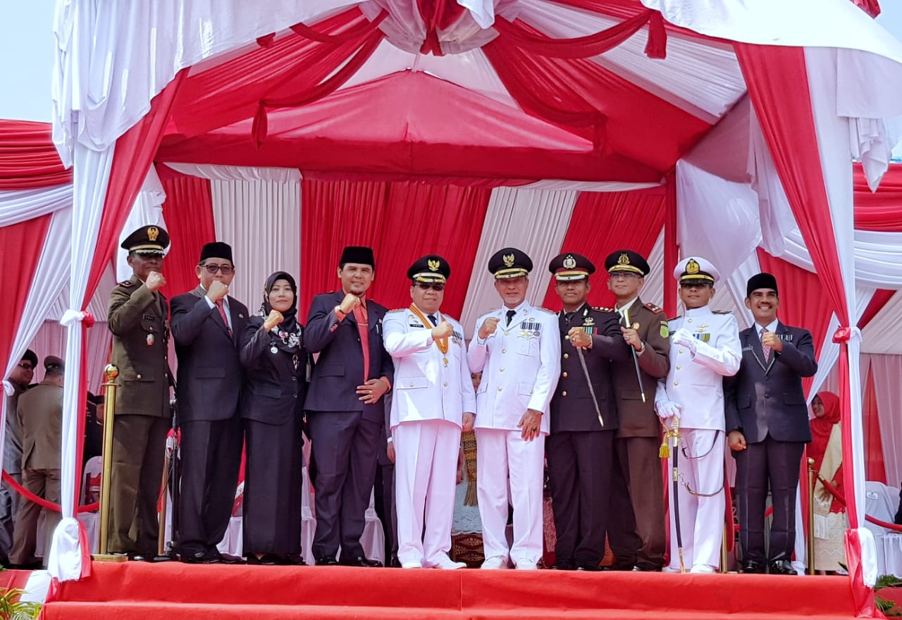 Foto bersama Bupati Meranti, Drs H Irwan, MSi, Wakil Ketua DPRD Meranti, DR Taufikurrahman, MSi dan pejabat Pemkab Meranti lainnya usai Upacara bendera